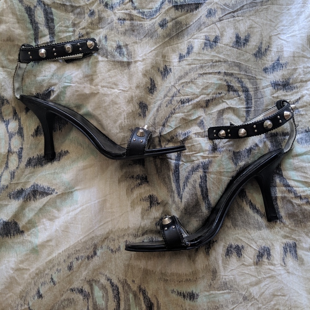 Spiky like new black heels